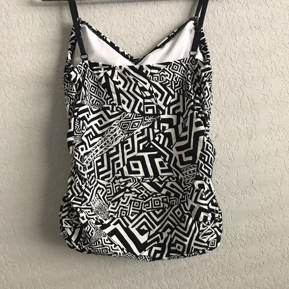 Kenneth Cole figure flattering B/Suit - Picture 7 of 8